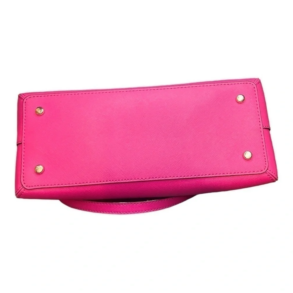 Kate spade bag EUC gorgeous pink!!!!! You need this bag.