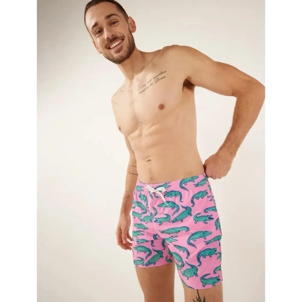 Chubbies The Glades Classic Swim Trunk 5.5” in Pink Alligator Size L