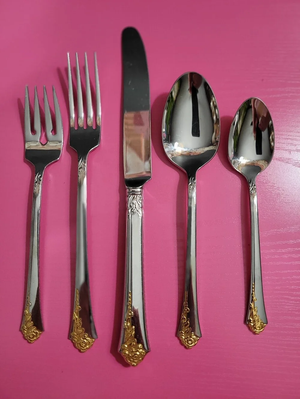 Oneida Golden Damask Rose Stainless Gold Accents 5 Piece Silverware Set (1388)