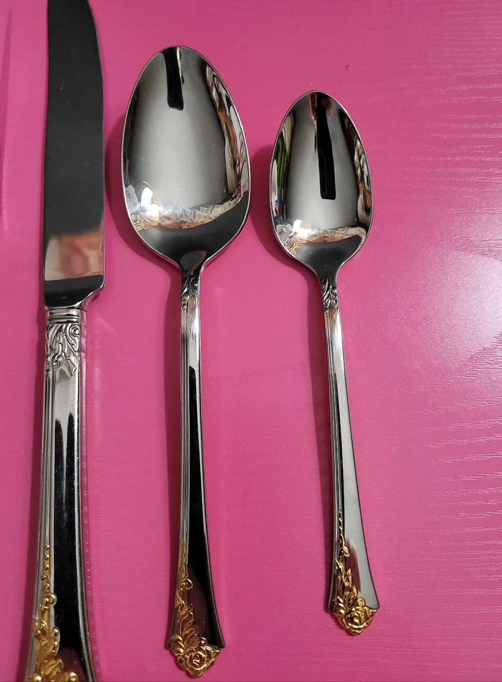 Oneida Golden Damask Rose Stainless Gold Accents 5 Piece Silverware Set (1388)