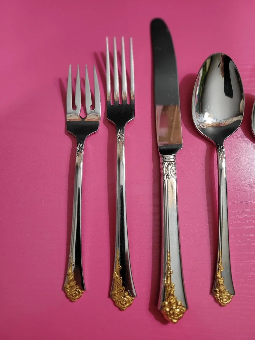Oneida Golden Damask Rose Stainless Gold Accents 5 Piece Silverware Set (1388)