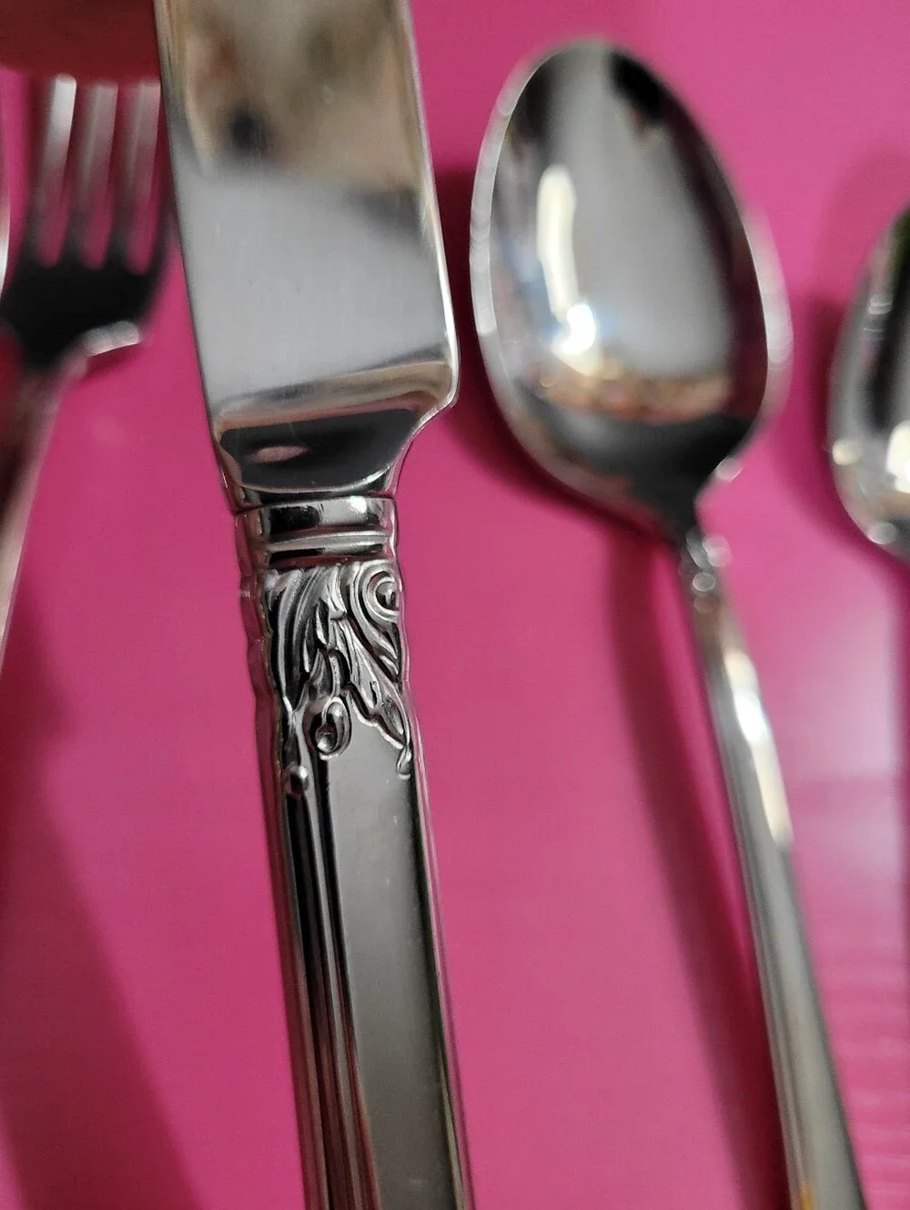 Oneida Golden Damask Rose Stainless Gold Accents 5 Piece Silverware Set (1388)