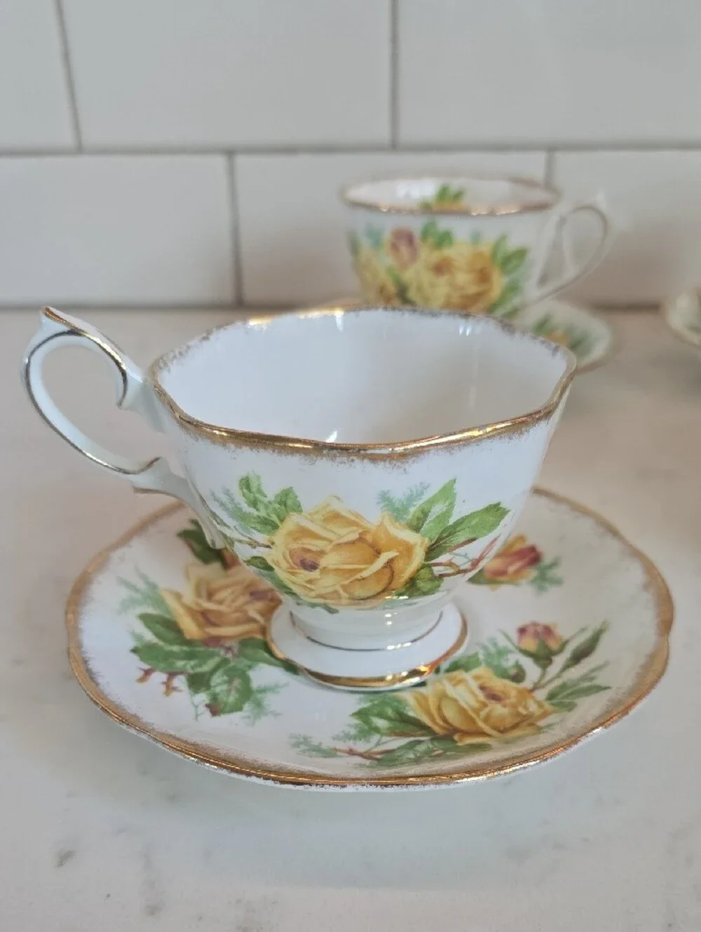 Royal Albert base classic featuring