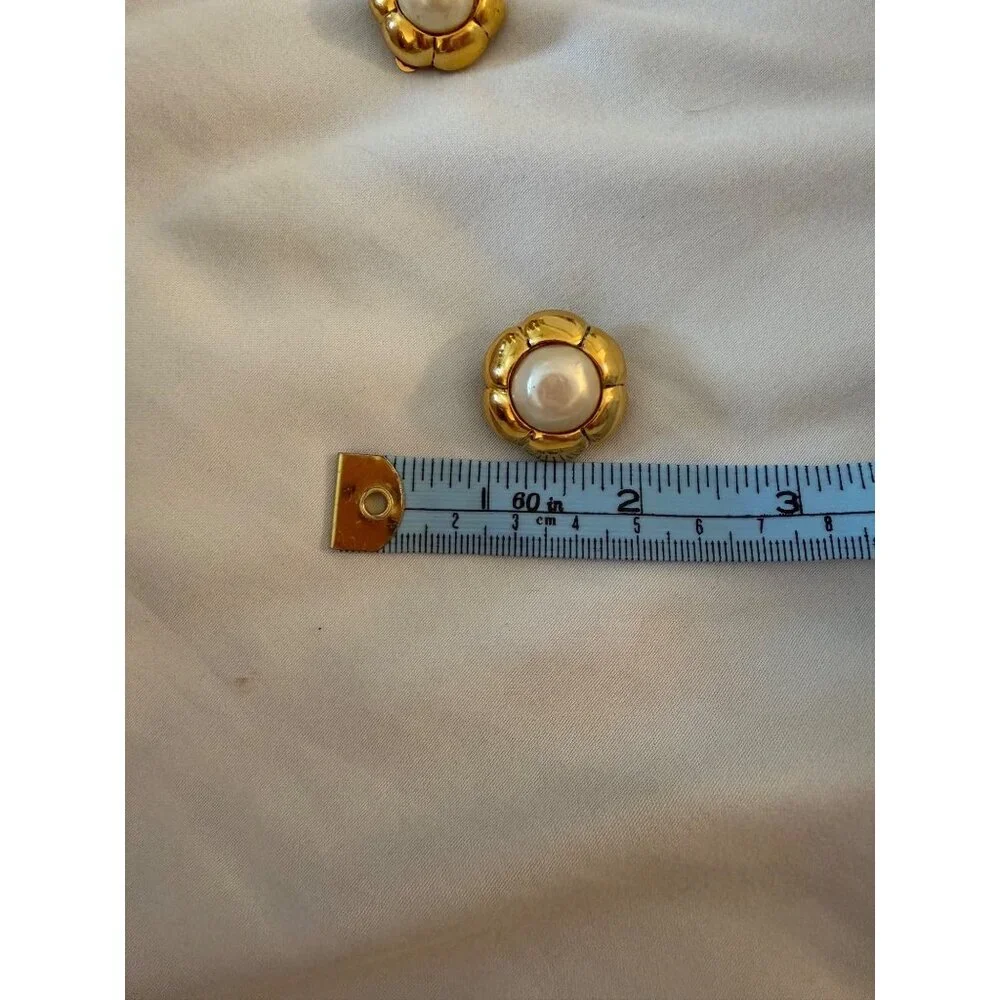 CHANEL logo gold