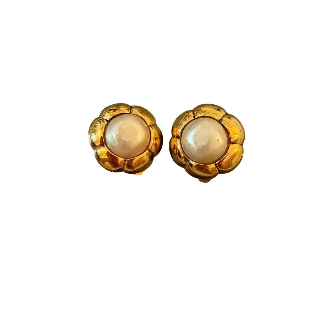 CHANEL logo gold