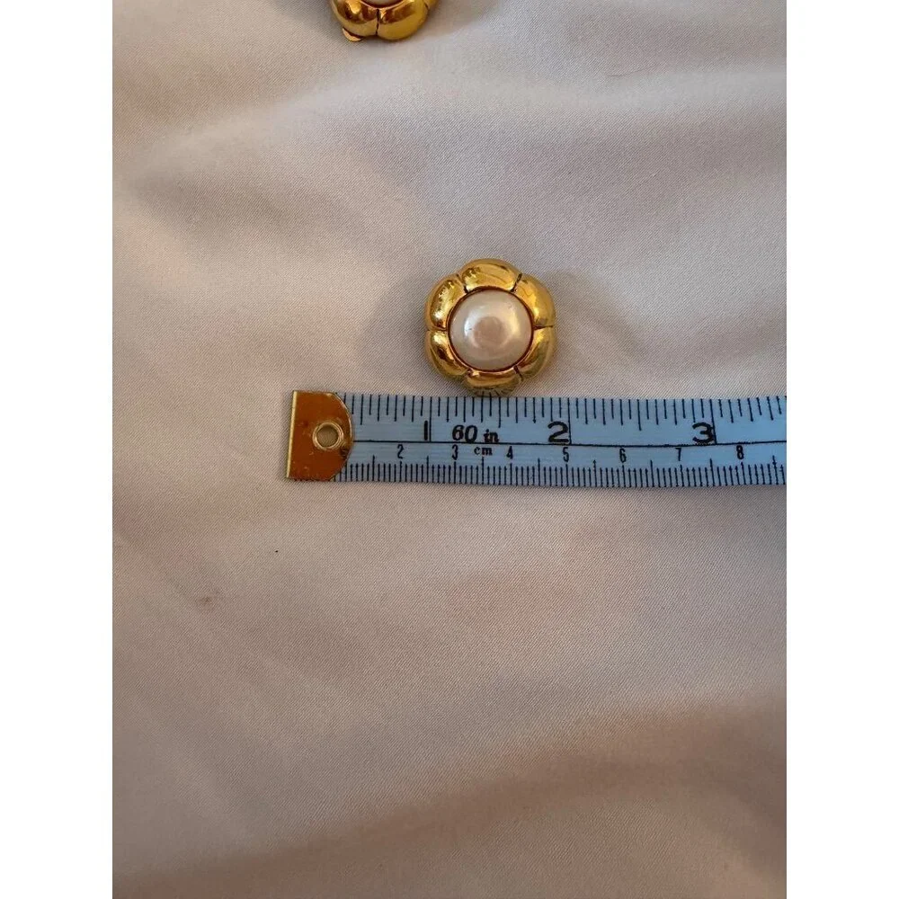 CHANEL logo gold