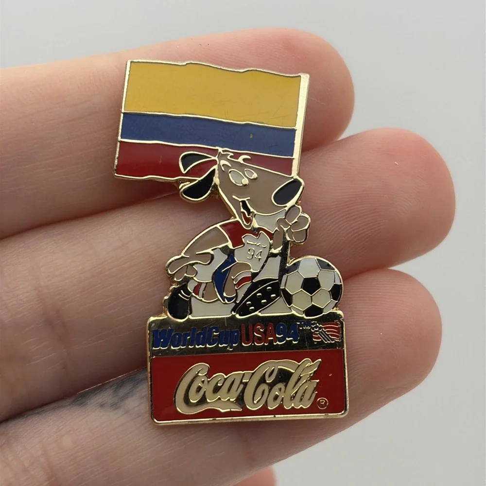 1994 USA World Cup Coca-Cola Stryker Dog Mascot‎ Colombia Flag Lapel Hat Pin