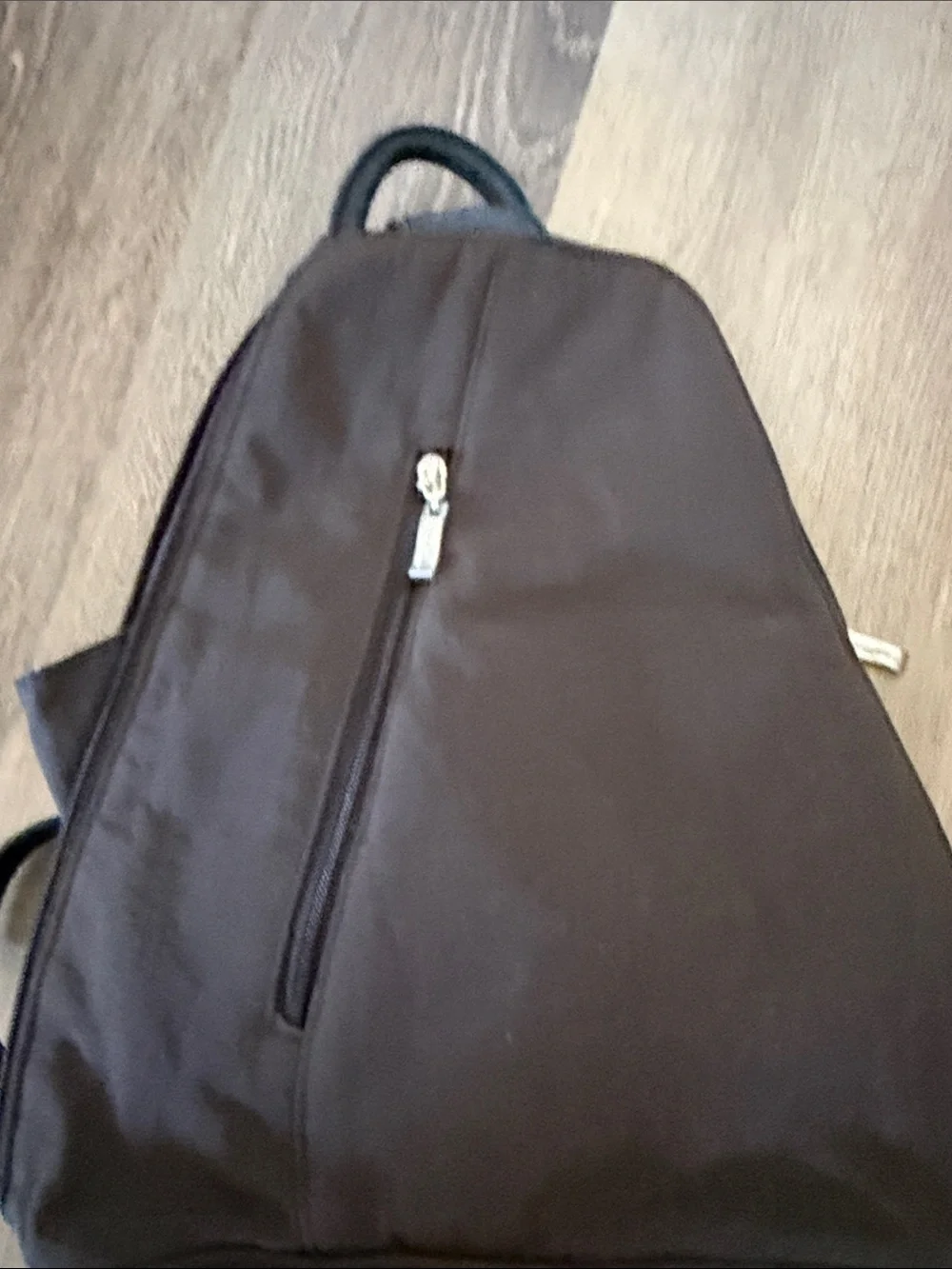 Baggallini logo hardware