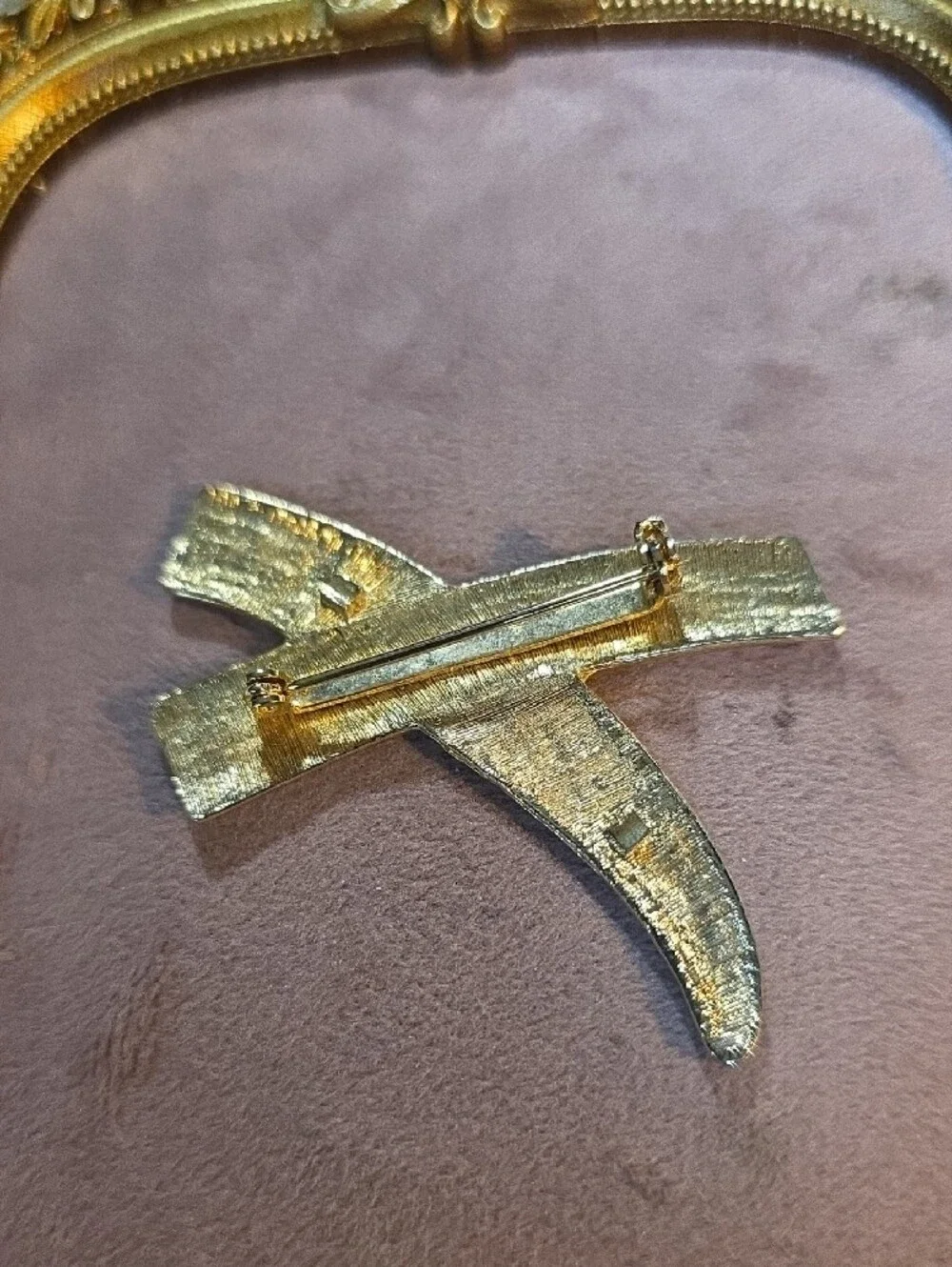 Vintage 80s Gold Modernist X Kiss Brooch