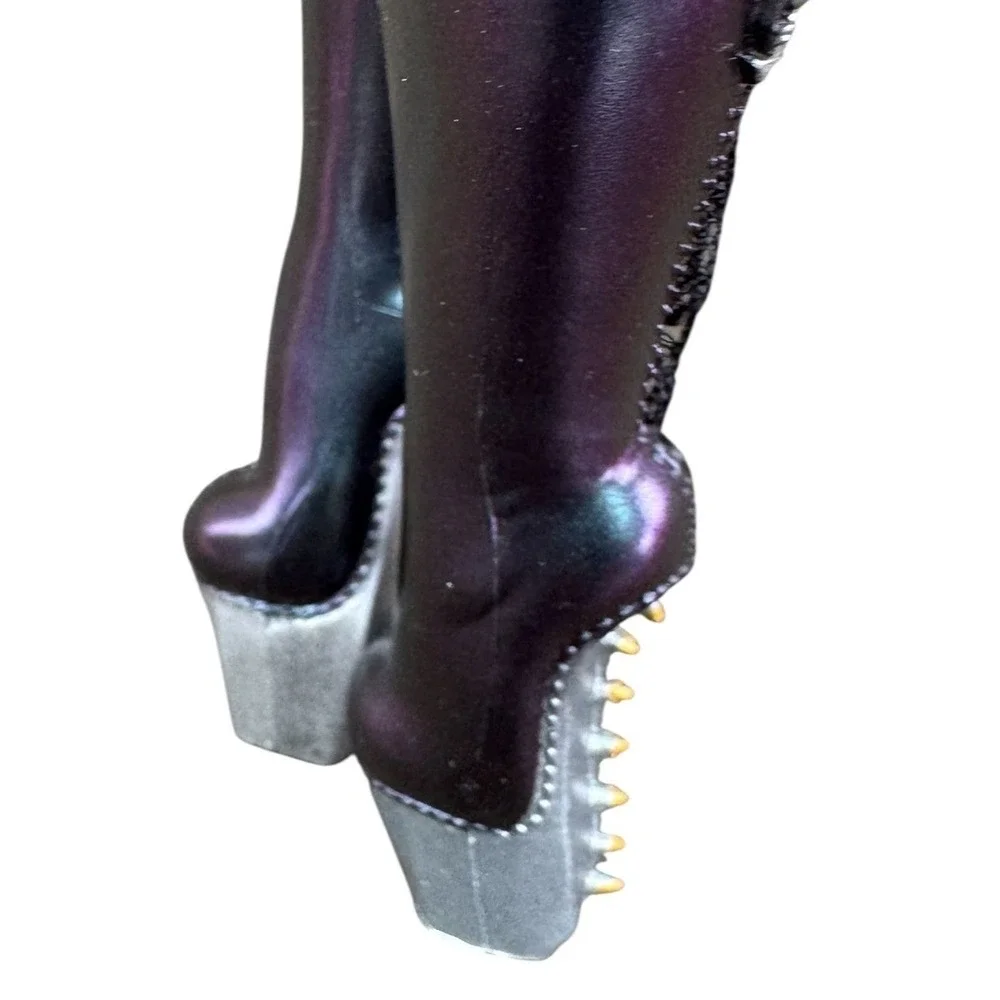 LOL Surprise OMG Remix Rock Fame Queen Doll Blonde Robot Arm Platform Boots