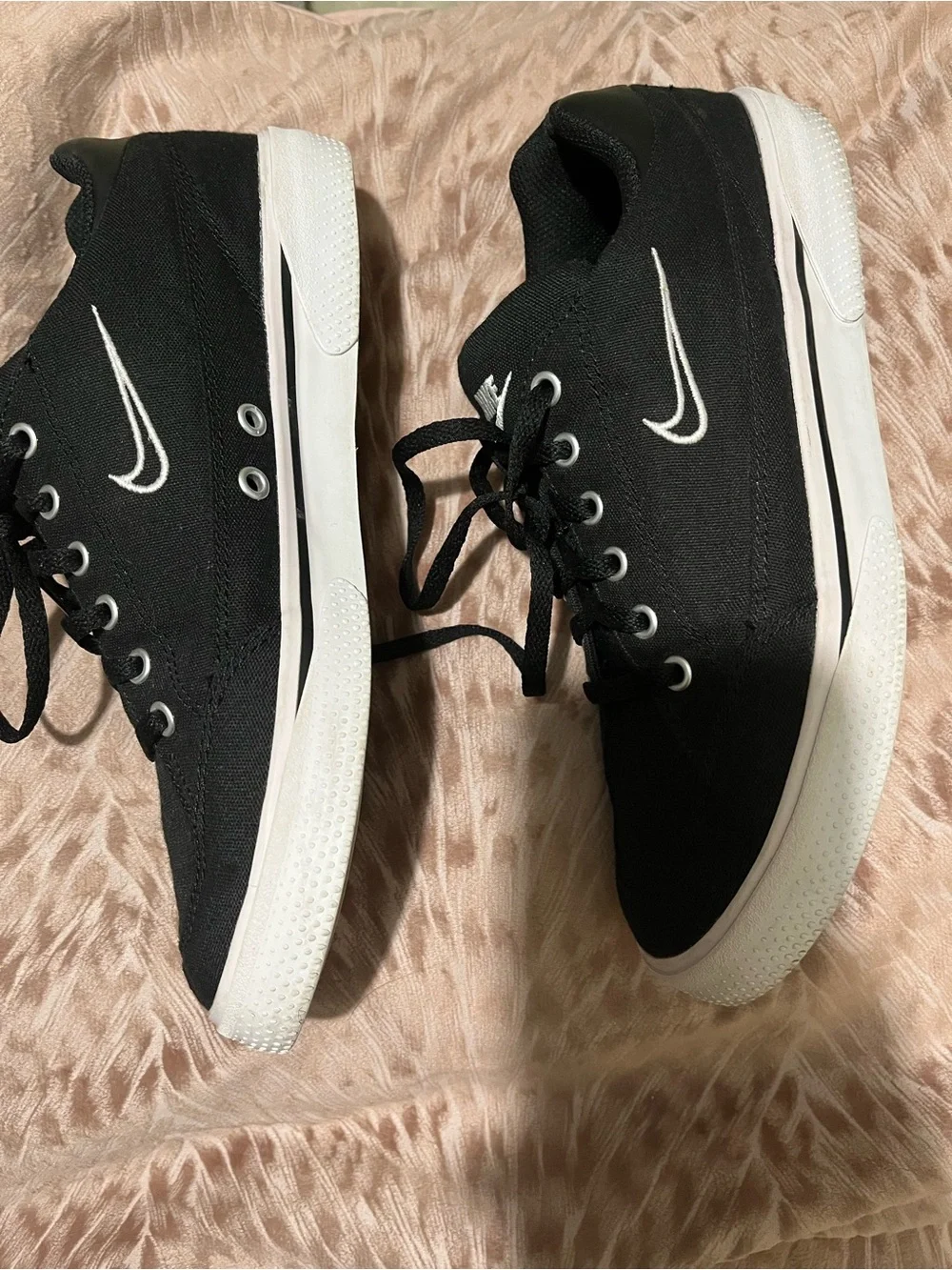 Nike Men's Black and White Low-Top Sneakers