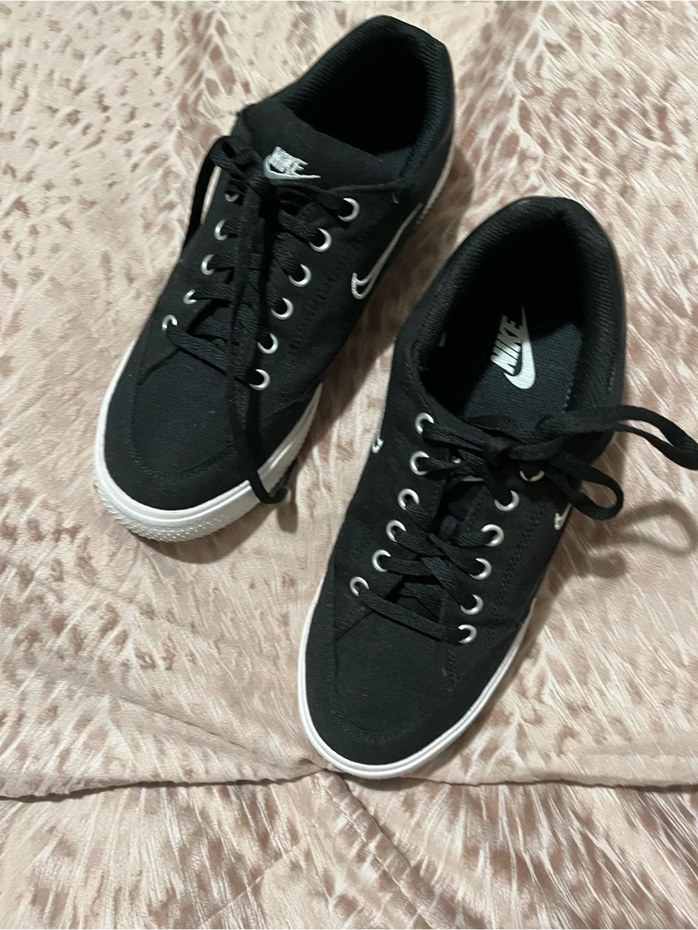 Nike low rubber stitched
