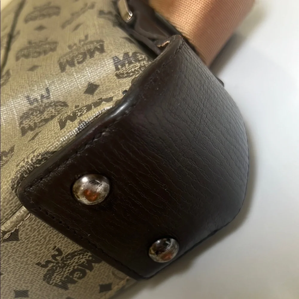 MCM adjustable logo