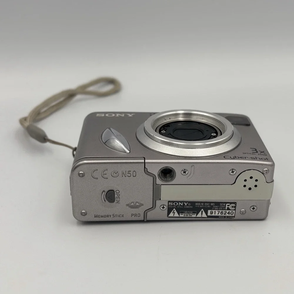 Sony DSC-W5 Cyber-shot 5.1MP 3x Optical Zoom Digital Camera W/ Case Works NO SD
