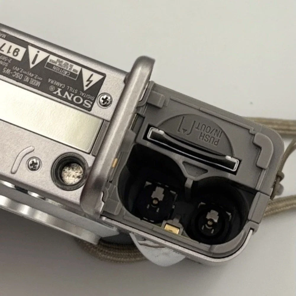 Sony DSC-W5 Cyber-shot 5.1MP 3x Optical Zoom Digital Camera W/ Case Works NO SD