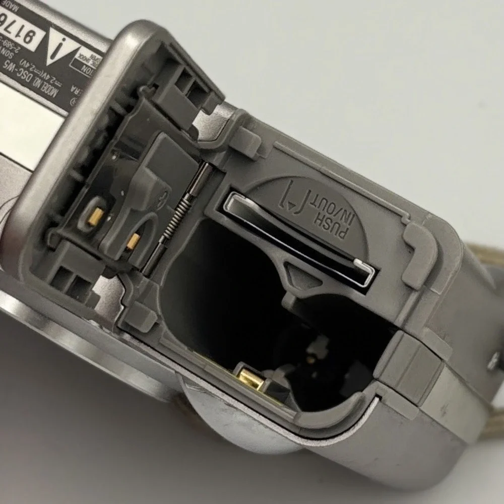 Sony DSC-W5 Cyber-shot 5.1MP 3x Optical Zoom Digital Camera W/ Case Works NO SD