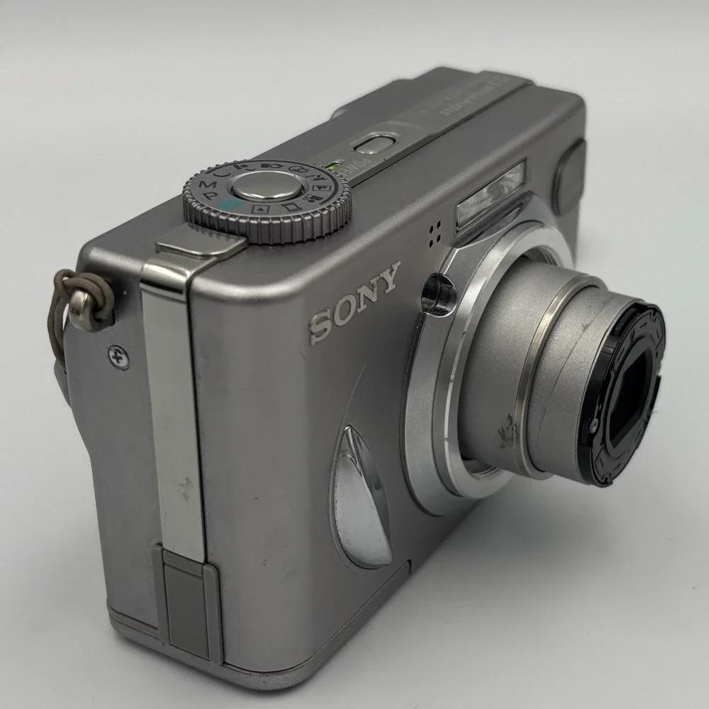 Sony DSC-W5 Cyber-shot 5.1MP 3x Optical Zoom Digital Camera W/ Case Works NO SD