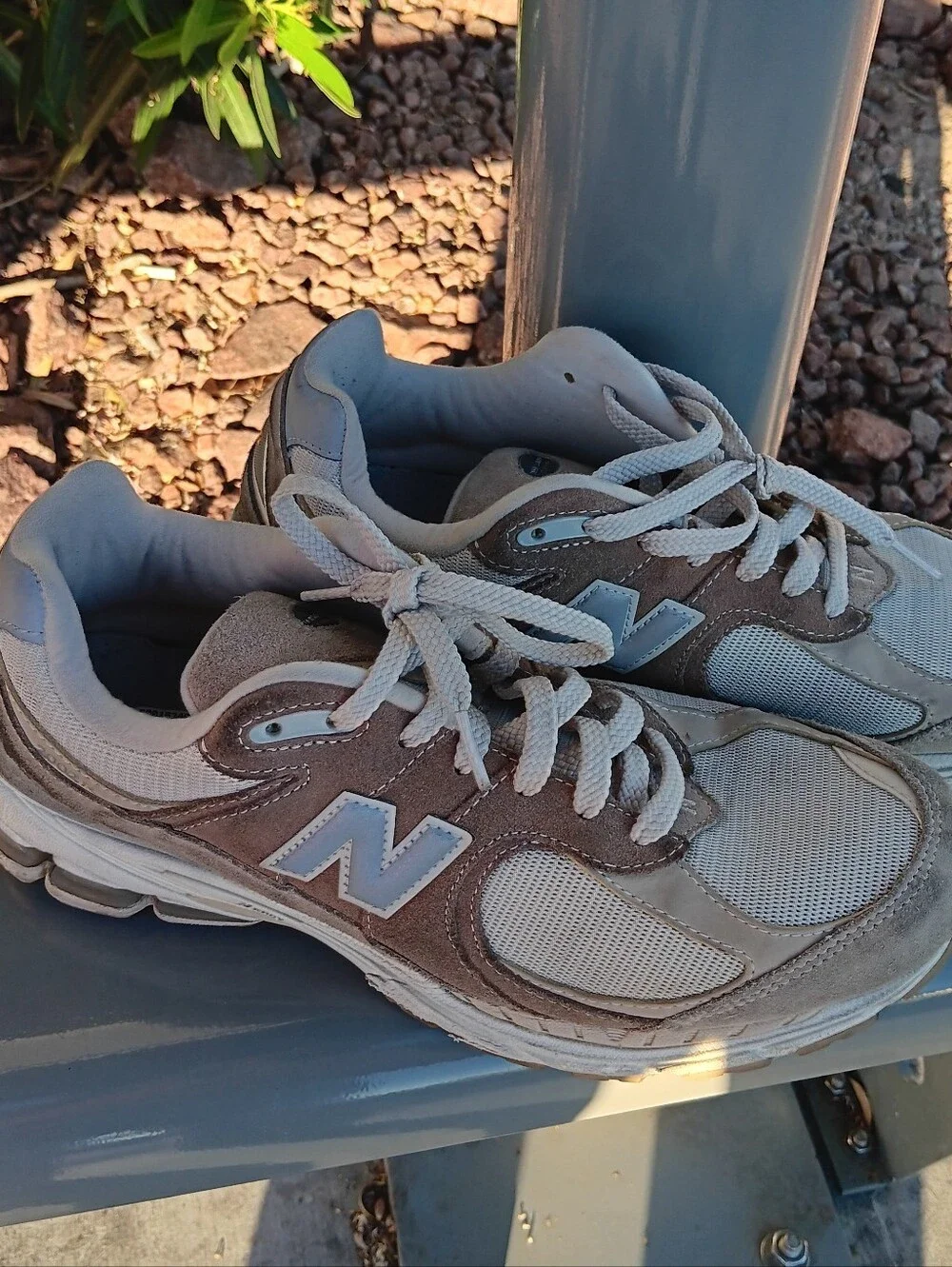 NEW BALANCE 2002R 
