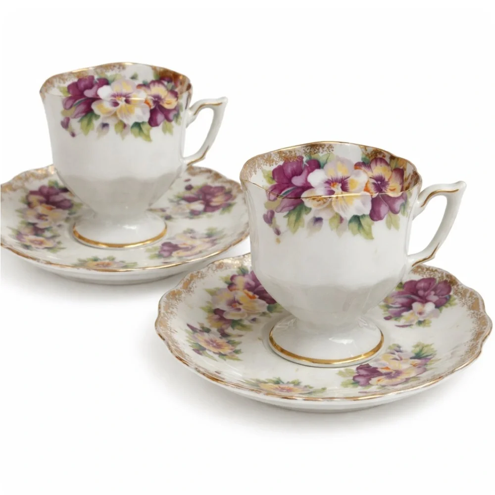 Vintage China 2 expresso cups/ saucers excellent condition daises gold trim