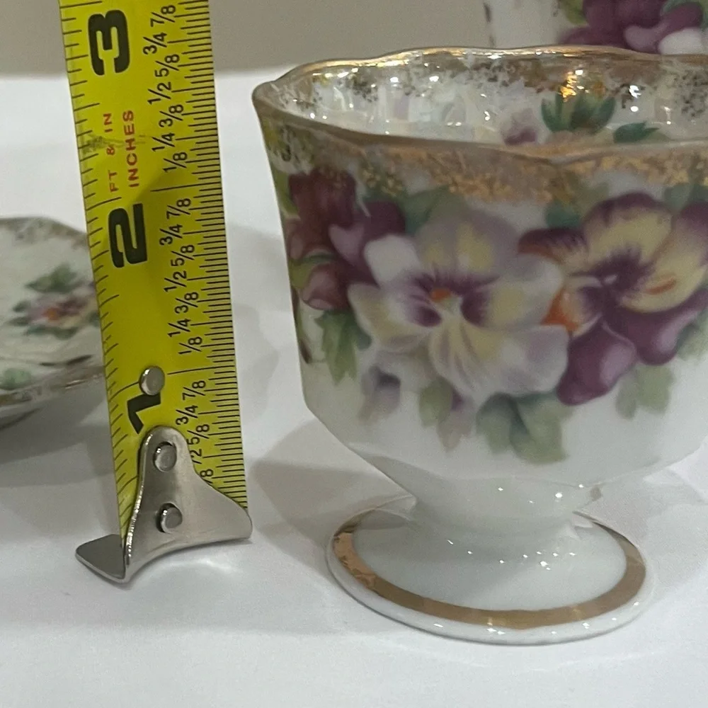 Vintage China 2 expresso cups/ saucers excellent condition daises gold trim