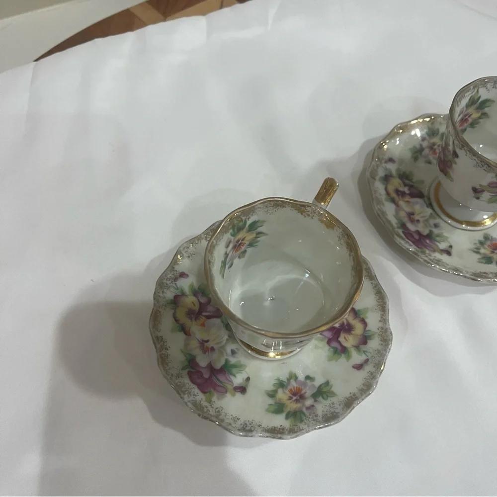 Vintage China 2 expresso cups/ saucers excellent condition daises gold trim