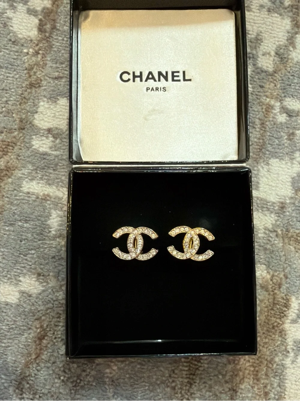CHANEL elegant gold