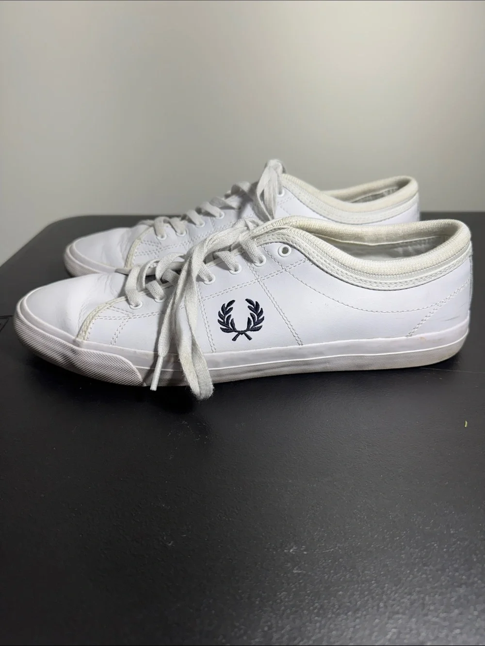 Fred Perry mens 10.5 leather low top trainer shoes sneakers EUC