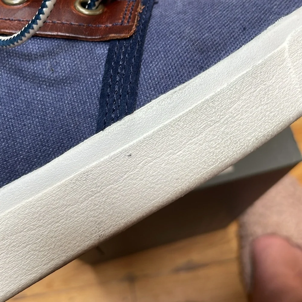 Timberland men’s 9,5 navy canvas,leather trims