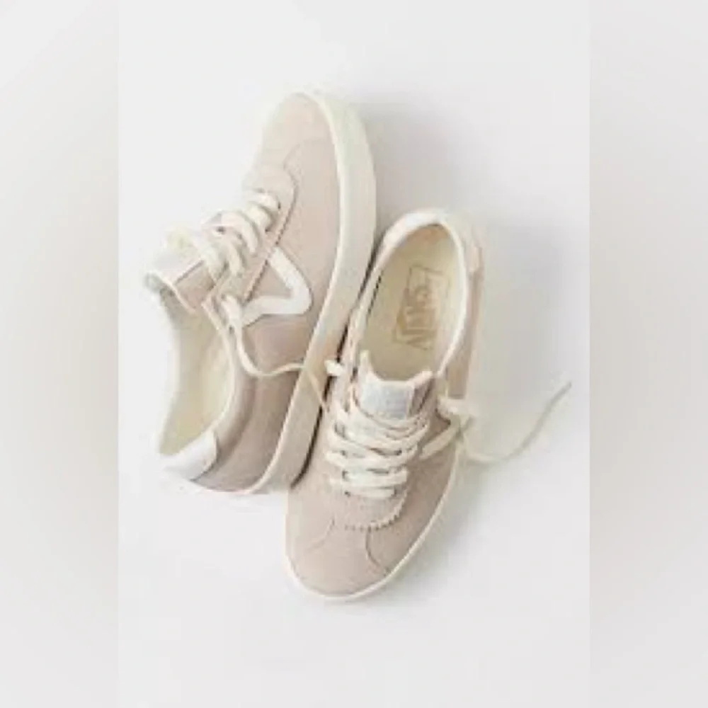 FREE PEOPLE by VANS Sport‎ Low Suede Sneakers Cream and White Casual Sneakers
