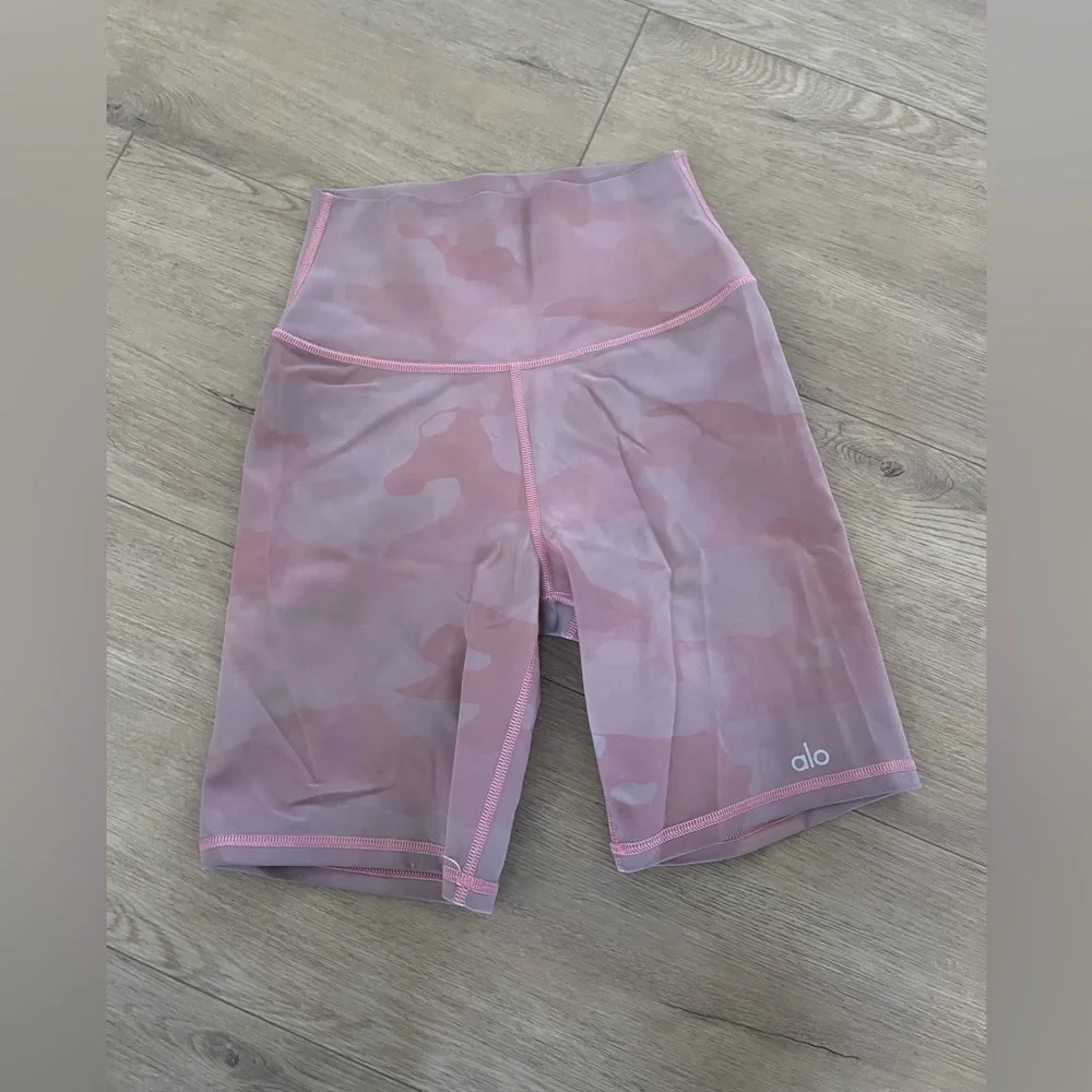 ALO HIGH-WAIST VAPOR SHORT - PINK‎ CAMOUFLAGE Small