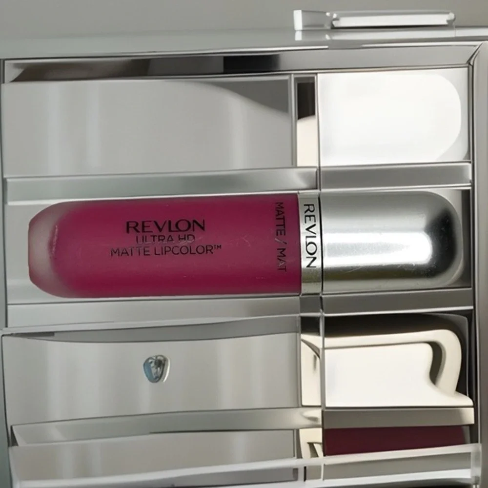 Revlon Ultra HD Matte‎ Lip Color HD Obsession 605 Pink Bold Vibrant Fuchsia New