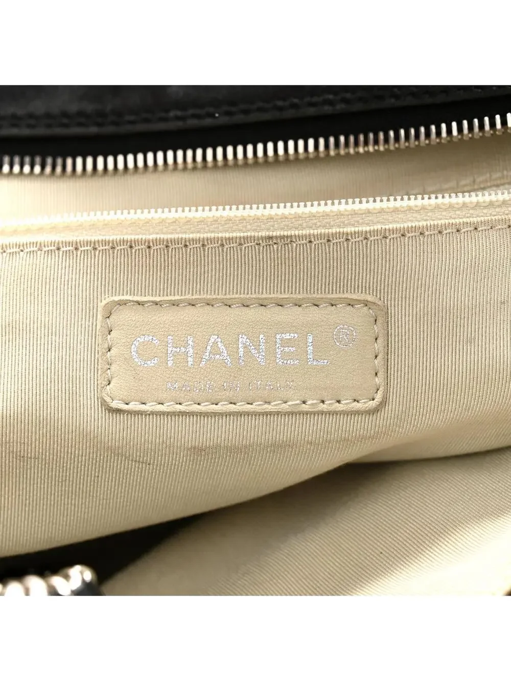 CHANEL indulge timeless