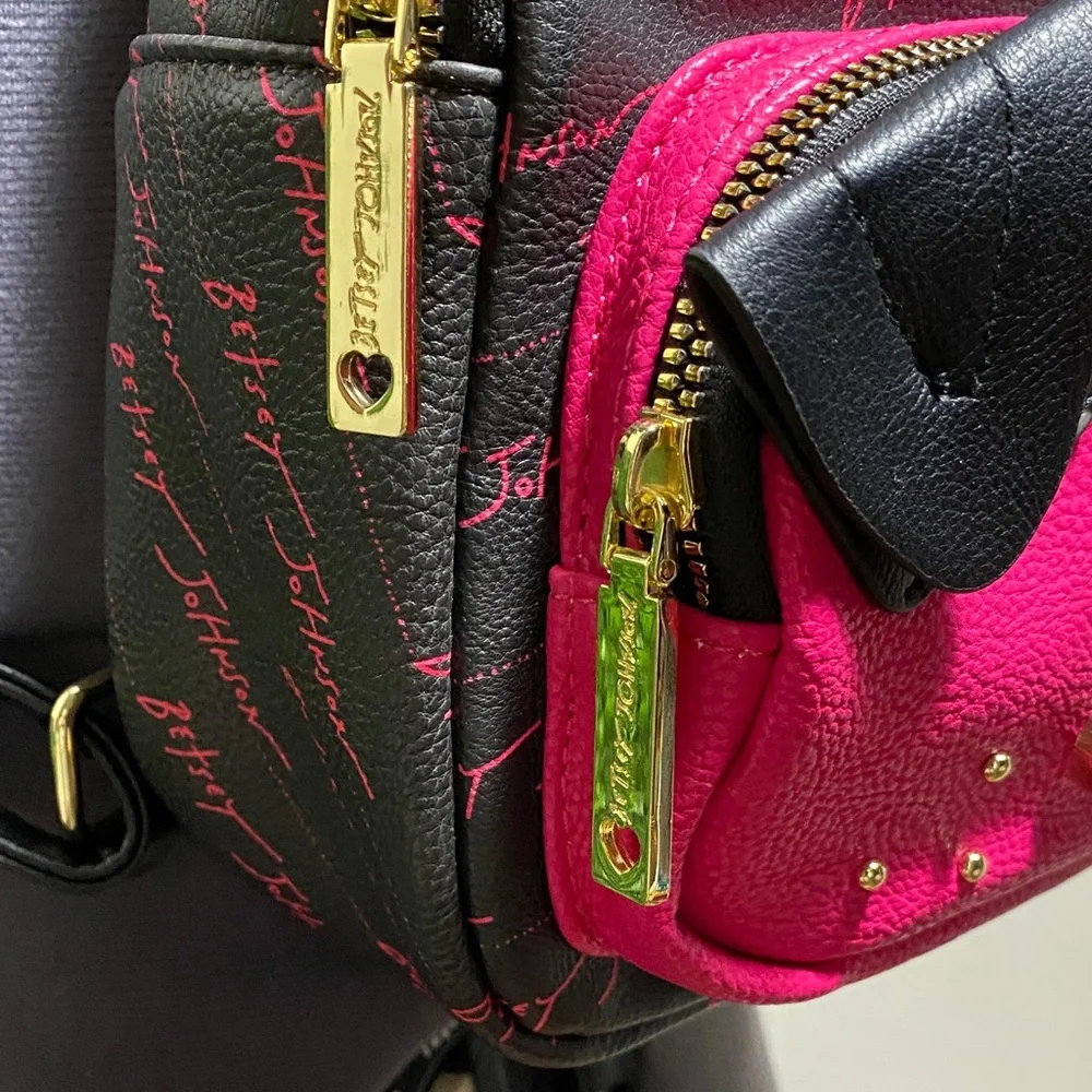 Betsey Johnson chic compact