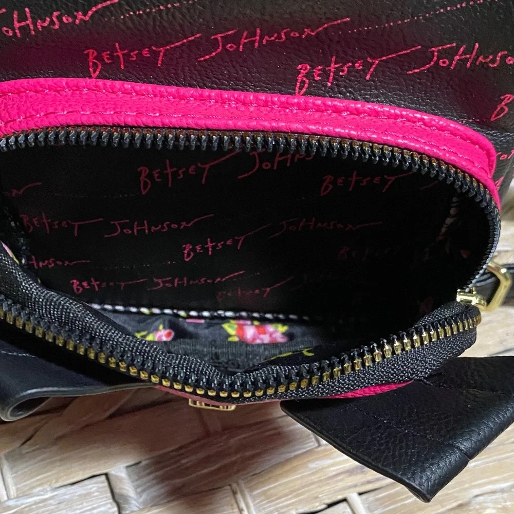 Betsey Johnson chic compact