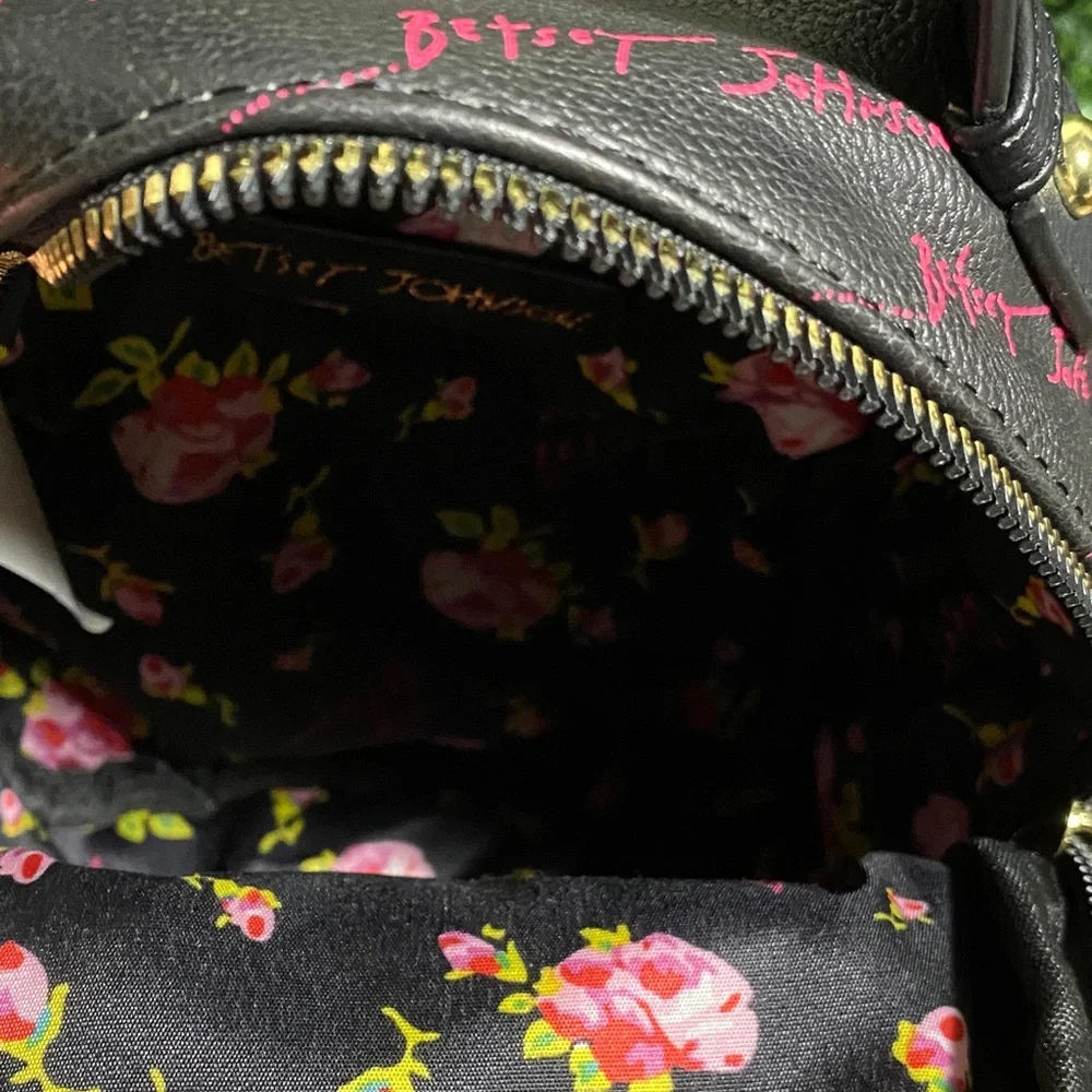 Betsey Johnson chic compact