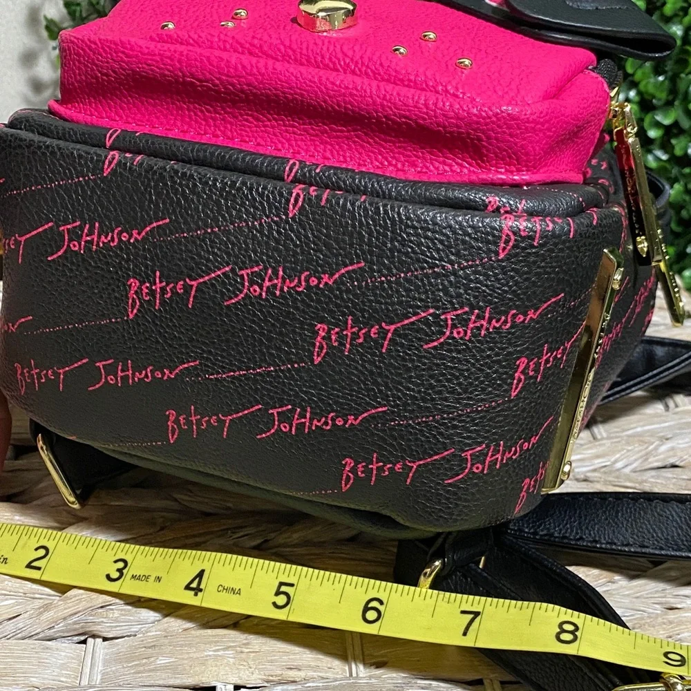 Betsey Johnson chic compact