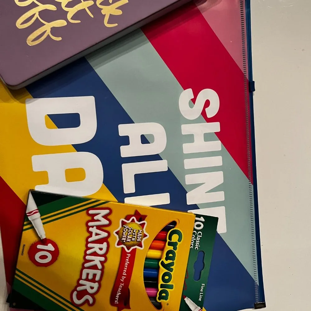 Notepad, Crayola Markers & Letter-Size Poly Bag‎ (new)