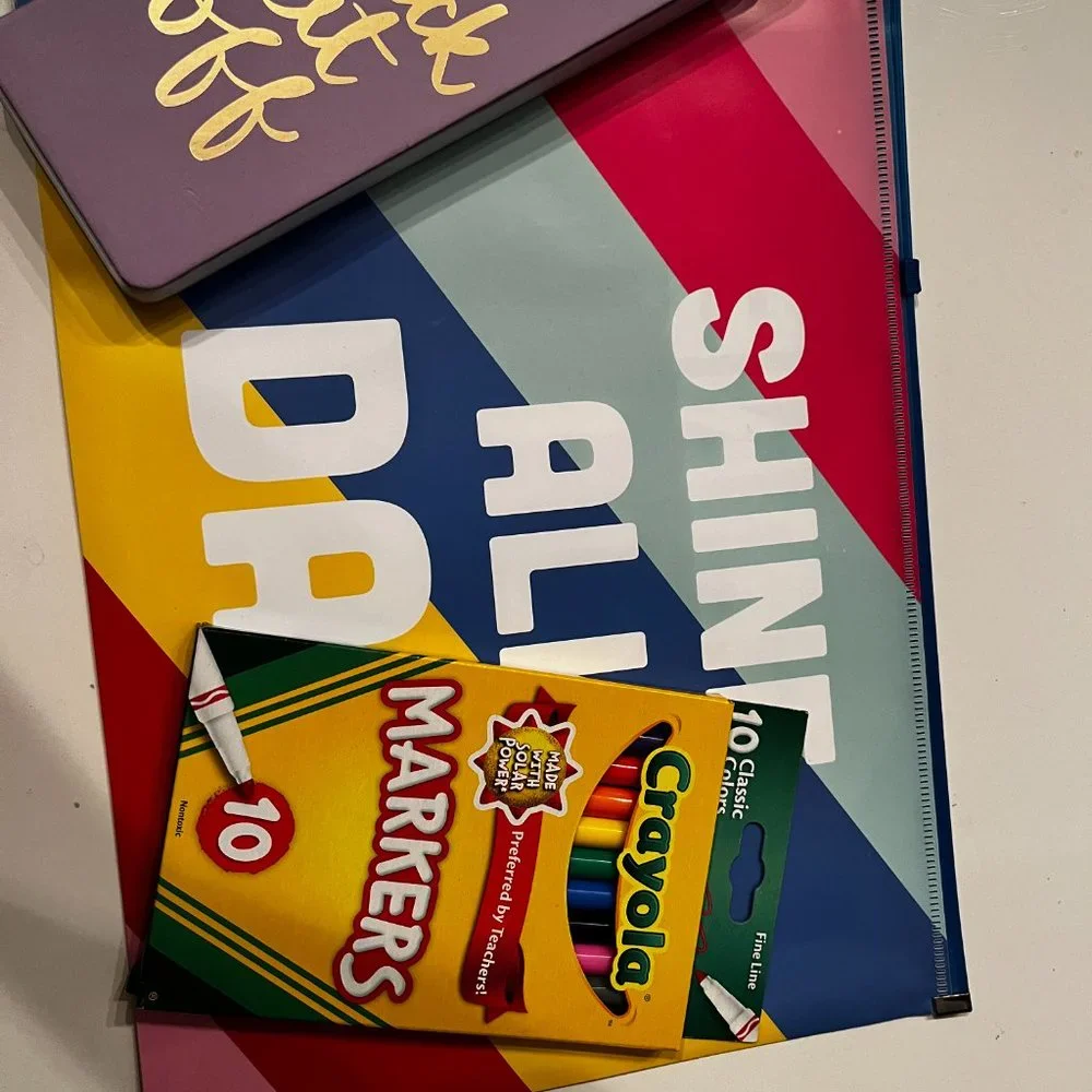 Notepad, Crayola Markers & Letter-Size Poly Bag‎ (new)