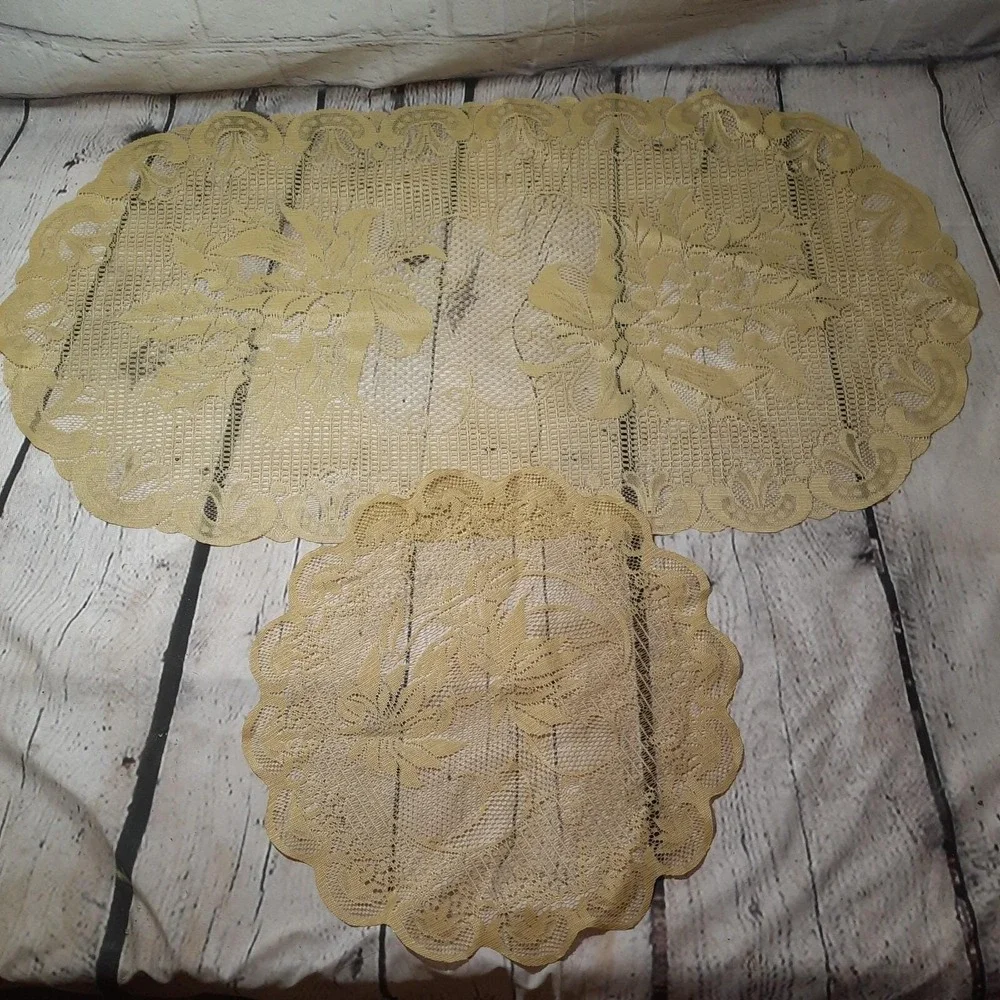 Holiday Holly Lace Doily & Floral Accent Beige Lot Cottagecore Table‎ Decor Vtg