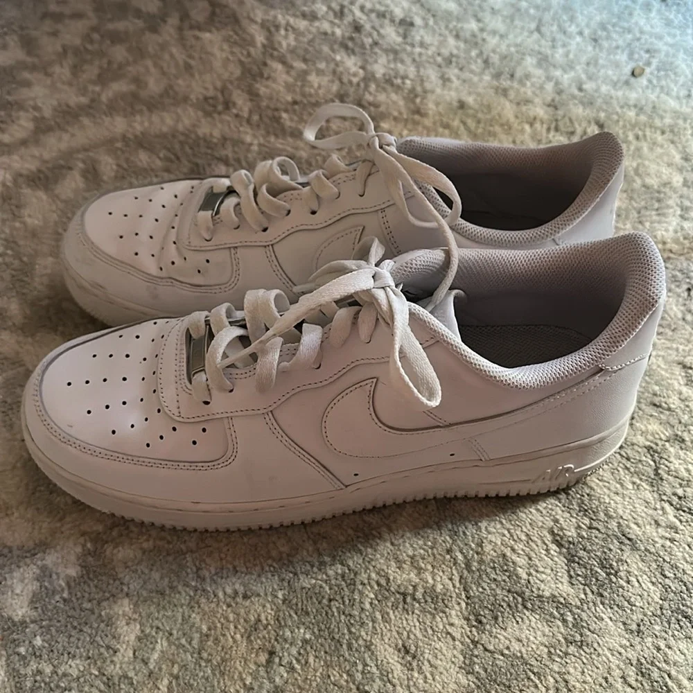 EUC Nike Men’s Air Force 1 ‘07 White Athletic Sneakers‎ 12