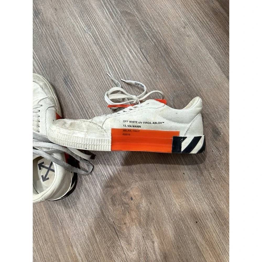 OFF-WHITE 
