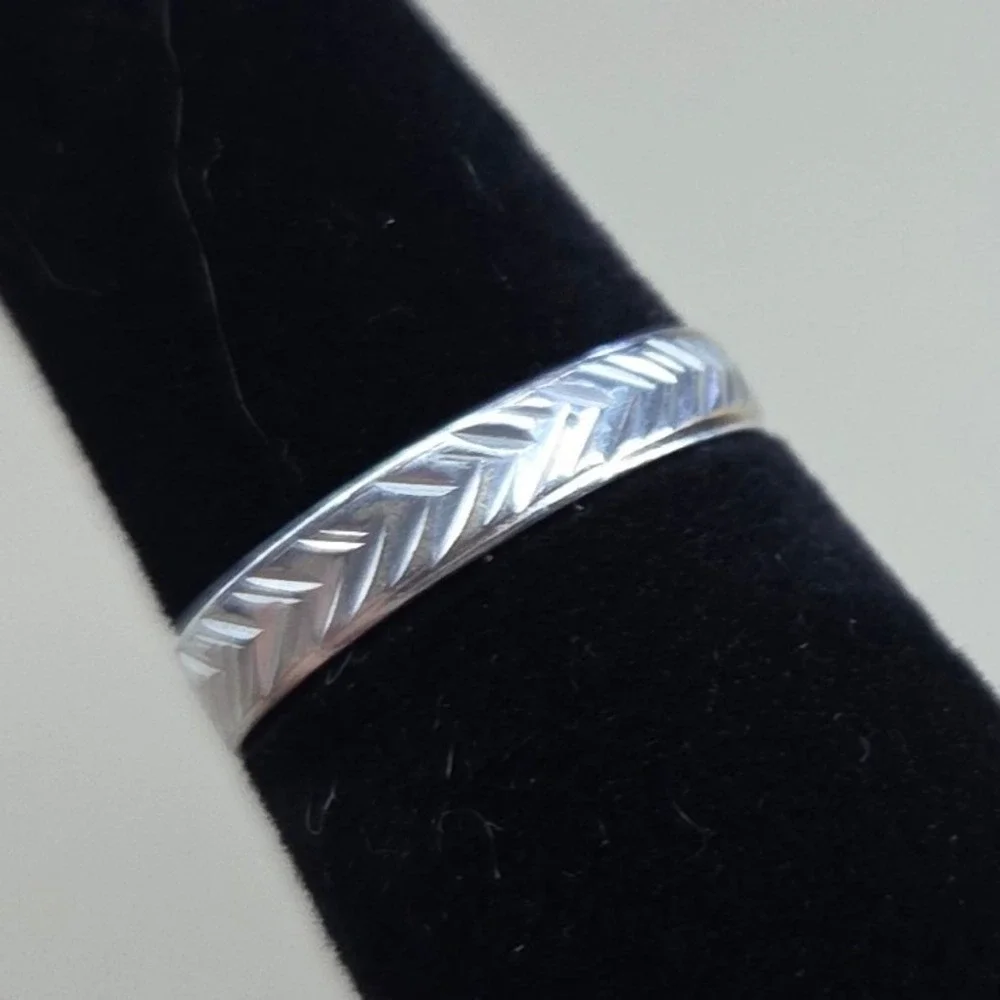 Silver Tone Engraved Chevron‎ Herringbone Pattern Band Ring Size 7