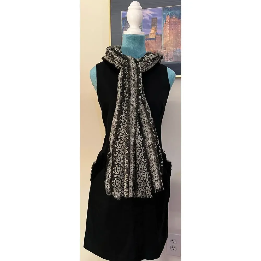 Stylish scarf. lightweight, ￼
