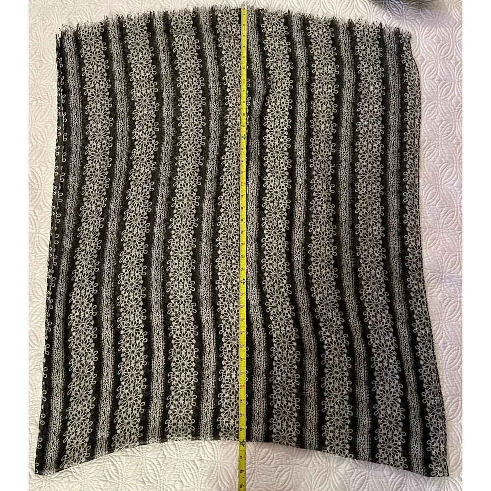 Stylish scarf. lightweight, ￼