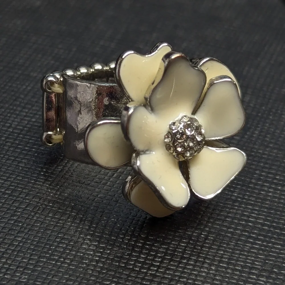 New Flower‎ Ring Off White Enamel Silver Tone Stretch Band Enamel Rhinestones