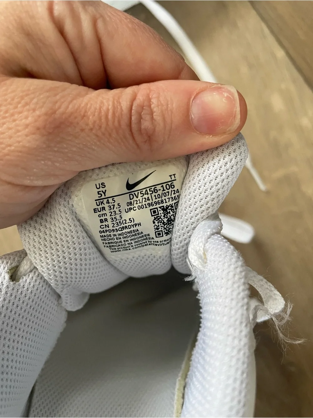 Nike white low