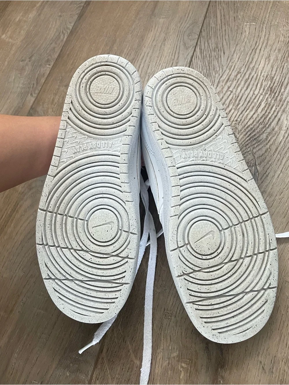 Nike white low
