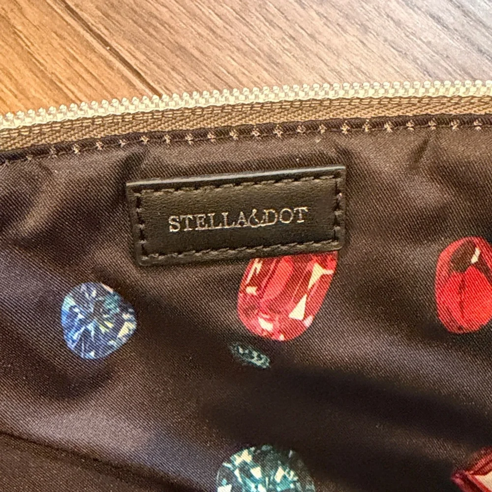 Stella & Dot magnetic gray