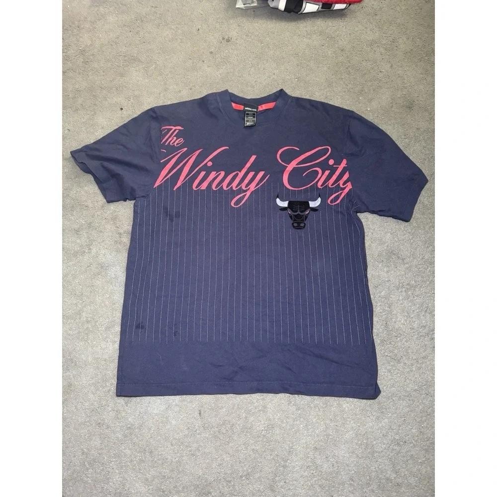 Adidas Chicago Bulls The Windy City T Shirt Men's Large NBA Pinstripe Graphic