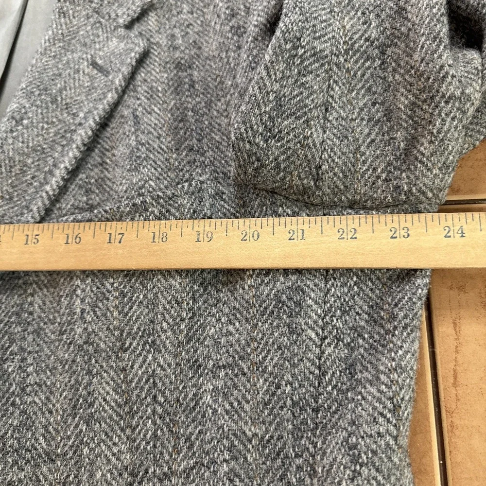 Vintage Harris Tweed Blazer Jacket Mens Sz 44R Gray Wool Herringbone Sport Coat